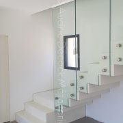 Cloison en verre pour un escalier à Cailloux-sur-Fontaines