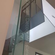 Escalier en béton avec un garde-corps en verre