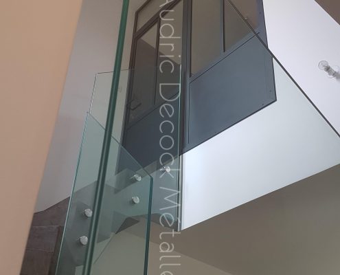 Escalier en béton avec un garde-corps en verre