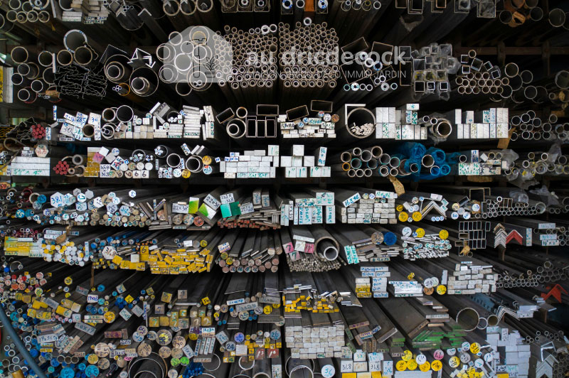 sacs de ciment et panneaux isolants en entrepôt du bricolage