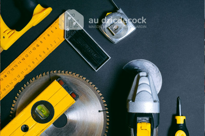 perceuses et visseuses en rayon dans un magasin de bricolage