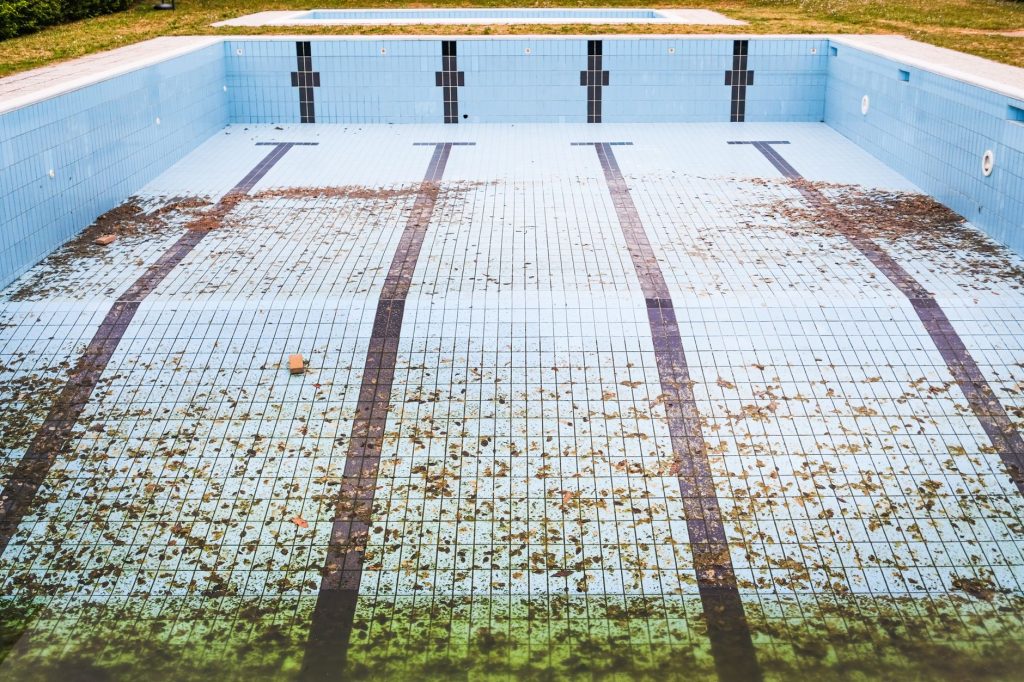 Bassin vide révélant l’état du revêtement et de la structure