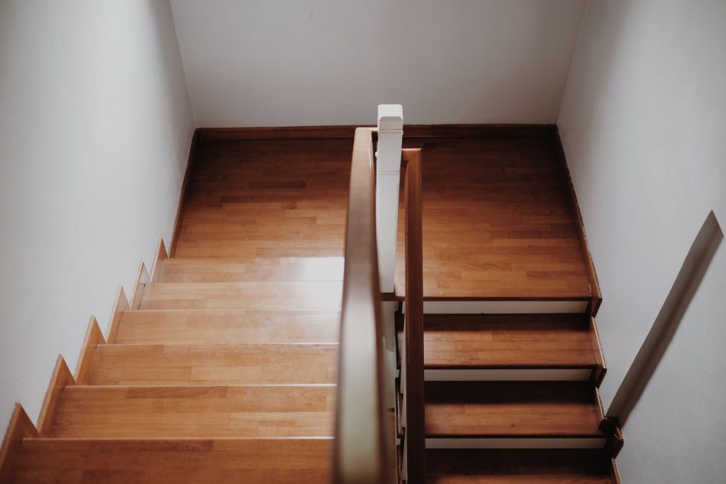 Rambarde d'escalier intérieur en bois