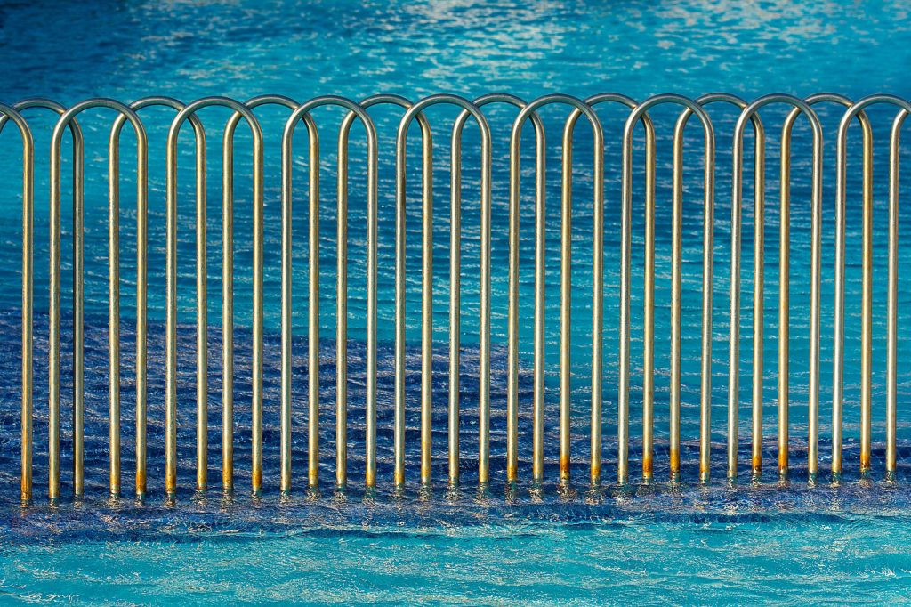 Barrière et dispositif de sécurité conformes autour d’une piscine