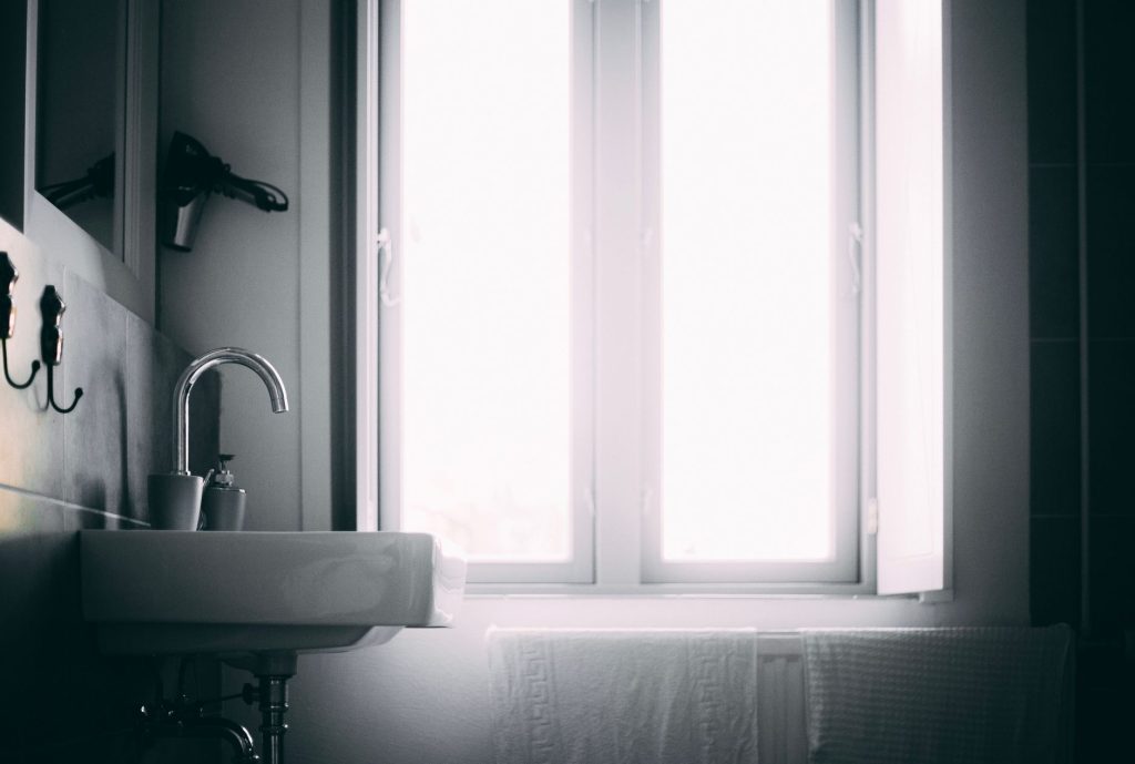 Salle de bain lumineuse et ventilée