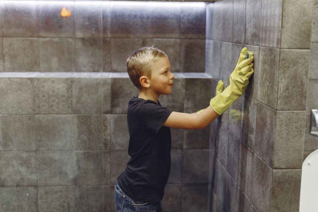 Nettoyage des surfaces d une salle de bain