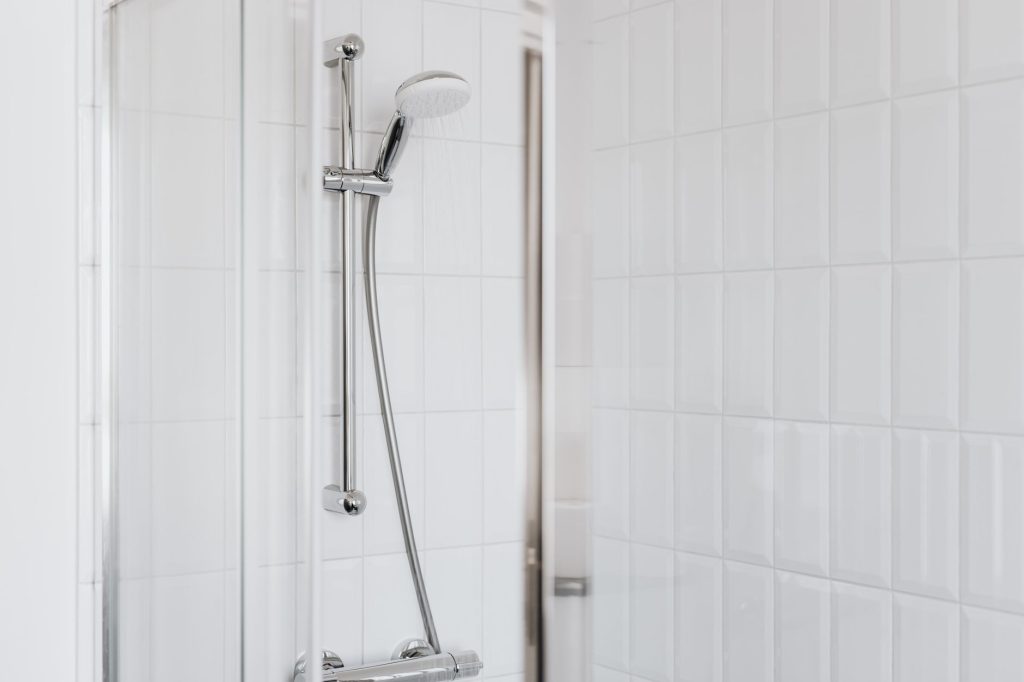 Douche à l'italienne carrelée dans une salle de bains moderne