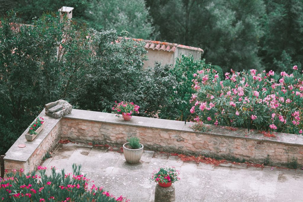 Dalles de pierre d une terrasse de jardin avec joints entre les pavés