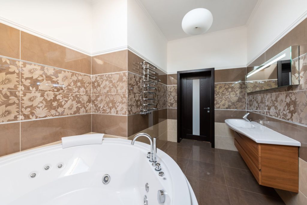 Salle de bains moderne avec douche à l'italienne et paroi vitrée