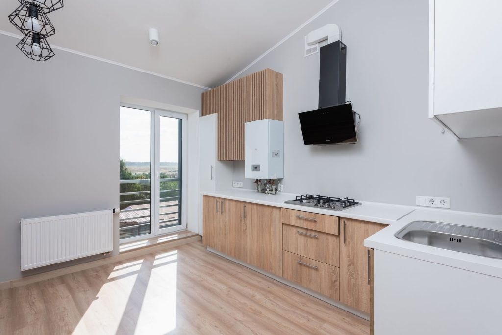 Séjour lumineux avec grandes fenêtres et bonne ventilation