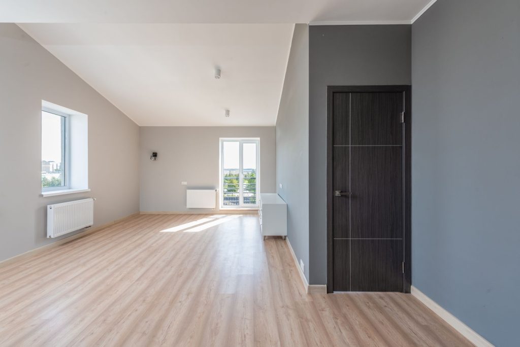 Plinthe blanche posée proprement dans un intérieur lumineux