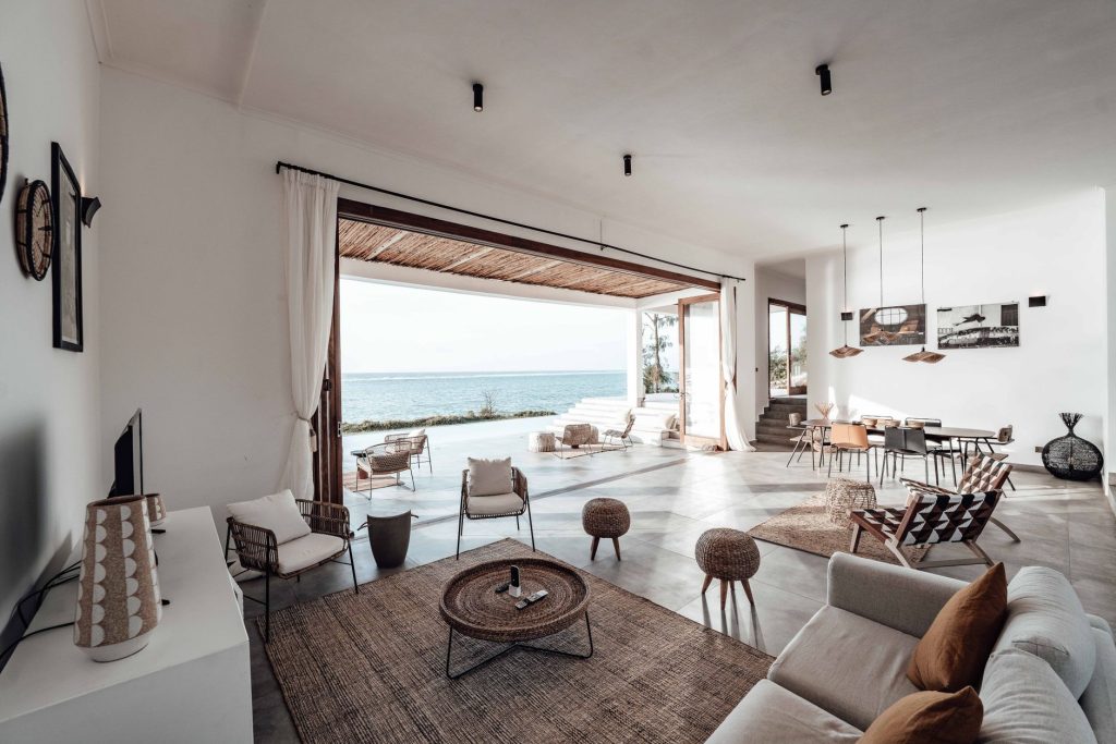Salon lumineux décoré dans un style bord de mer
