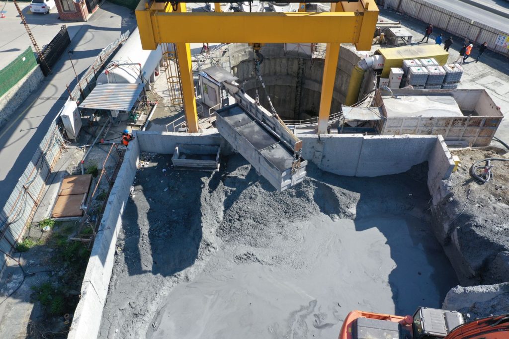 Coulage du béton sur le chantier de terrasse