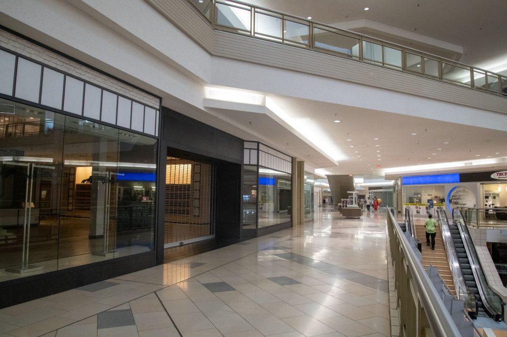 Vitrine d’un local commercial en centre-ville