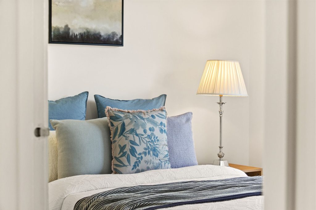 Chambre bord de mer aux tons clairs et matières naturelles
