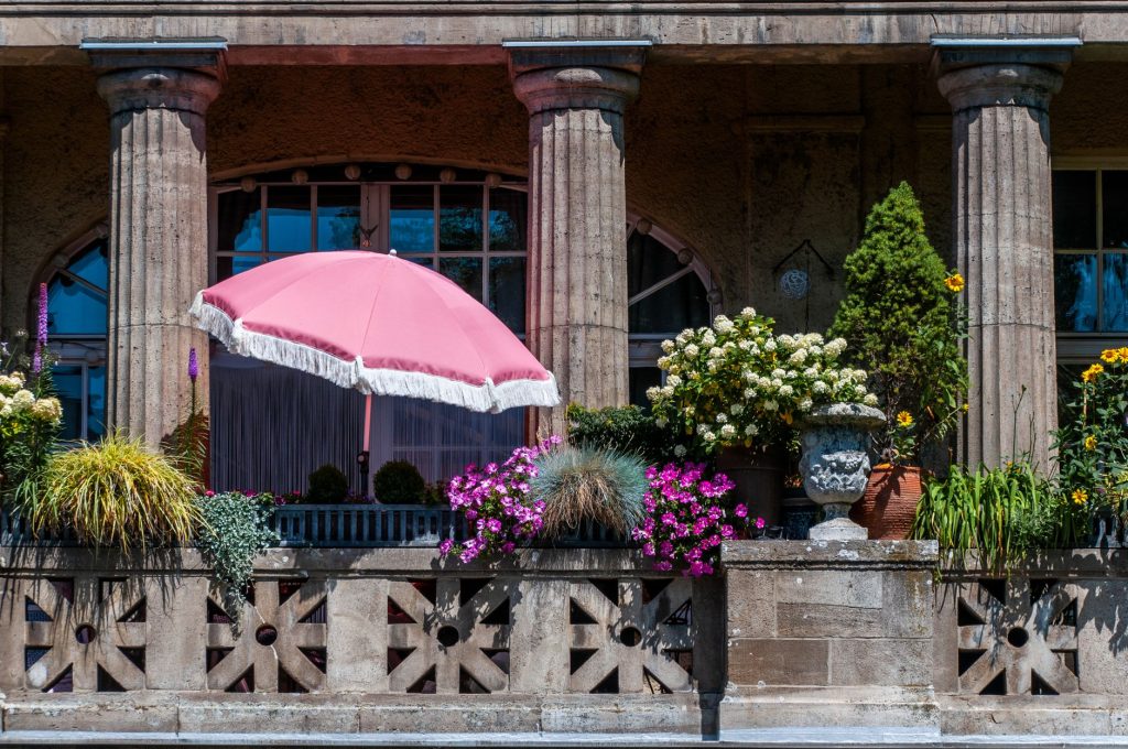 Terrasse ombragée par un store banne en été