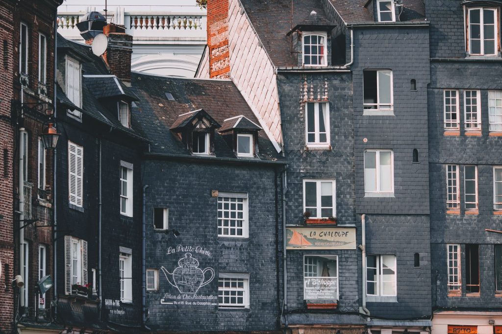 Façade d'une maison ancienne mise en vente