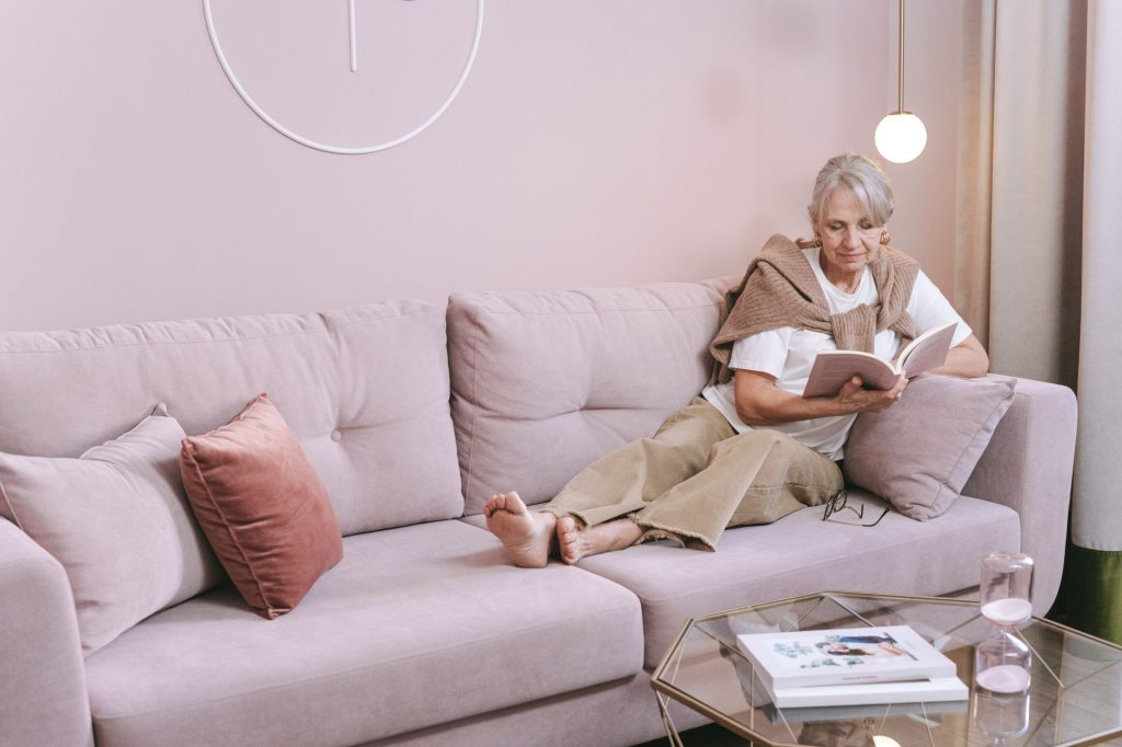 Personne âgée installée dans le salon de son logement vendu en viager
