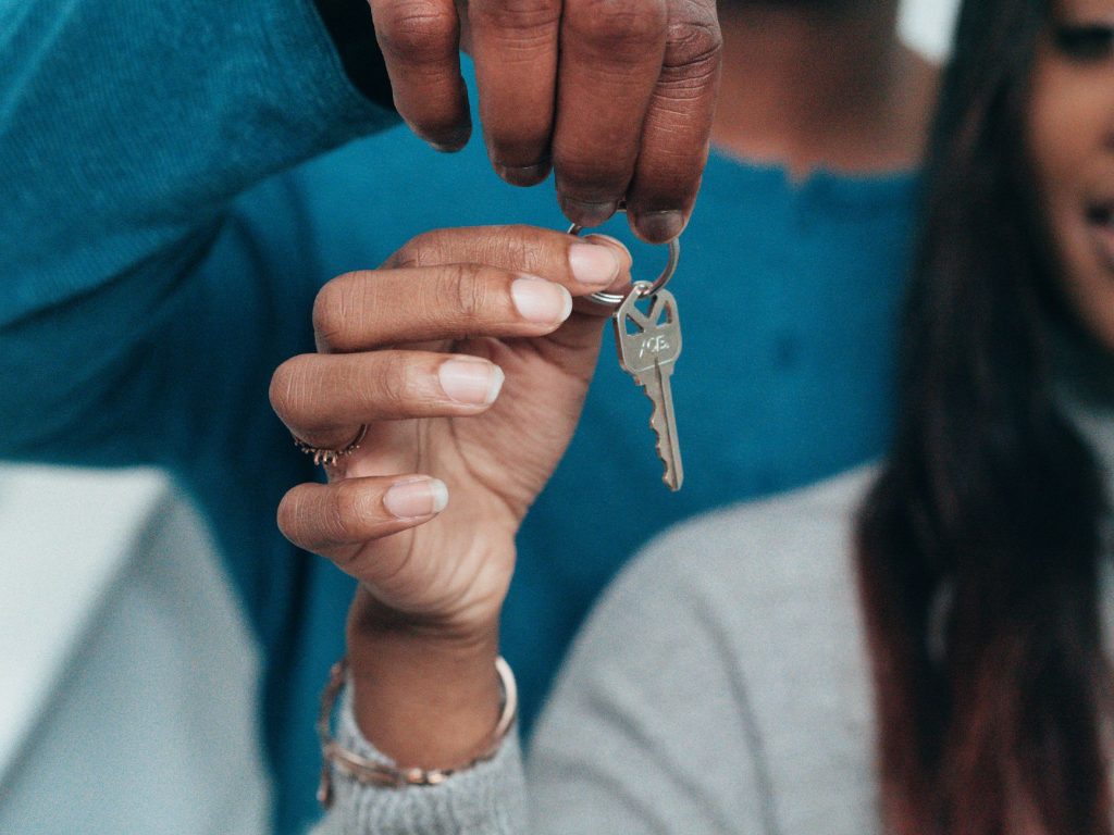 Couple emménageant dans son nouveau logement après un achat immobilier