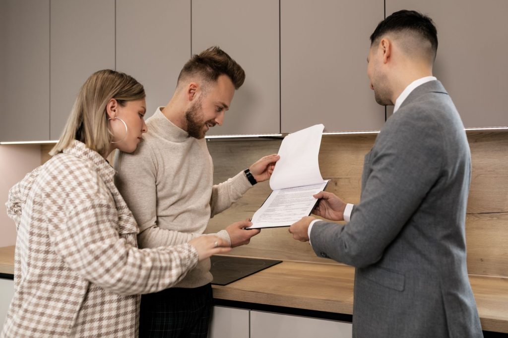 Couple rencontrant un conseiller pour changer d’assurance de prêt immobilier