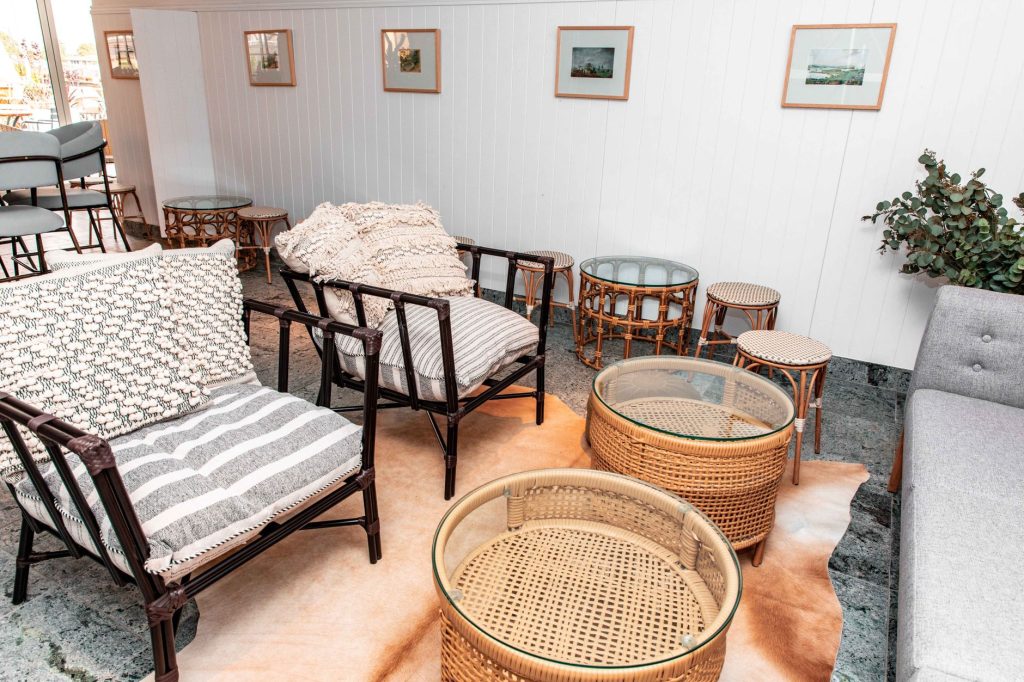 Salon avec assises en rotin et lin lavé, esprit maison de plage