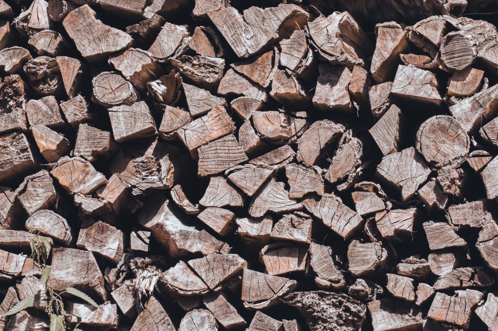 Bûches de bois fendues empilées, faces claires exposées à l'air pour le séchage