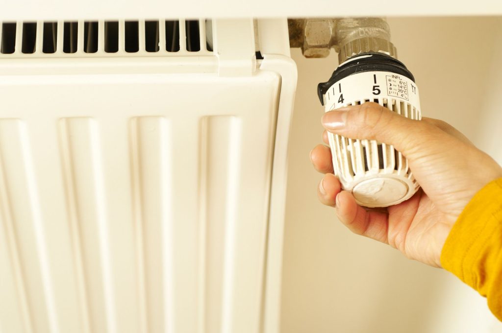 Radiateur et robinet thermostatique dans un logement