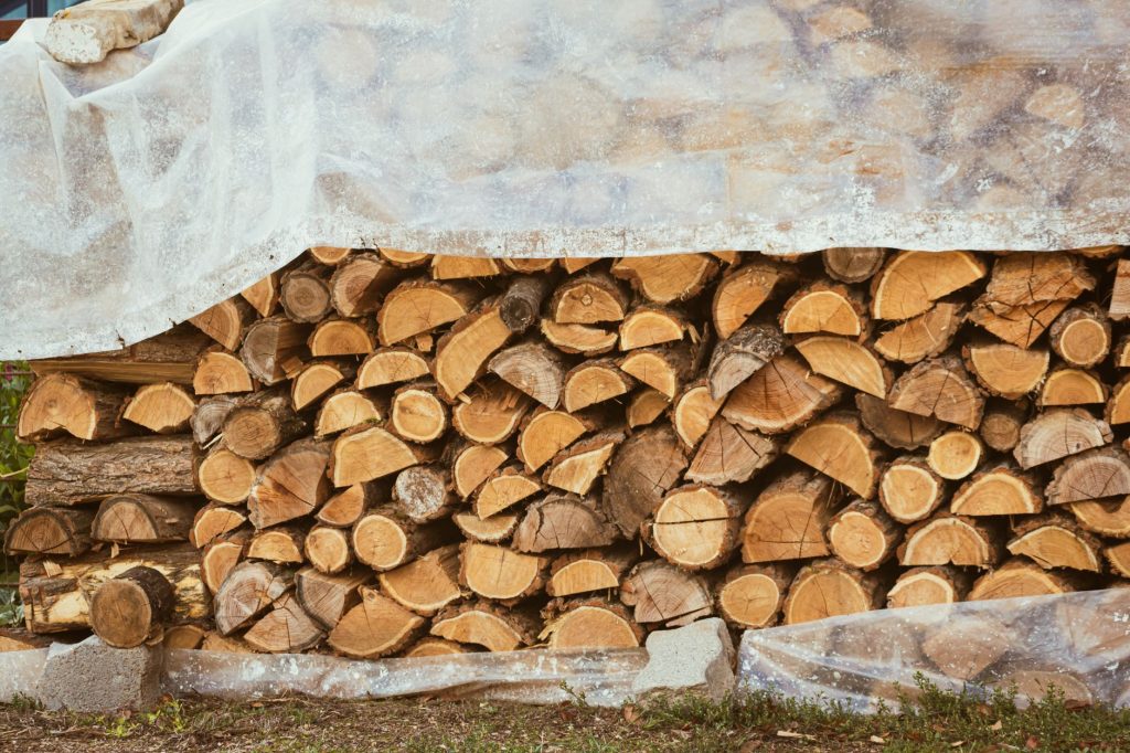Abri à bûches ouvert sur les côtés permettant la circulation de l'air