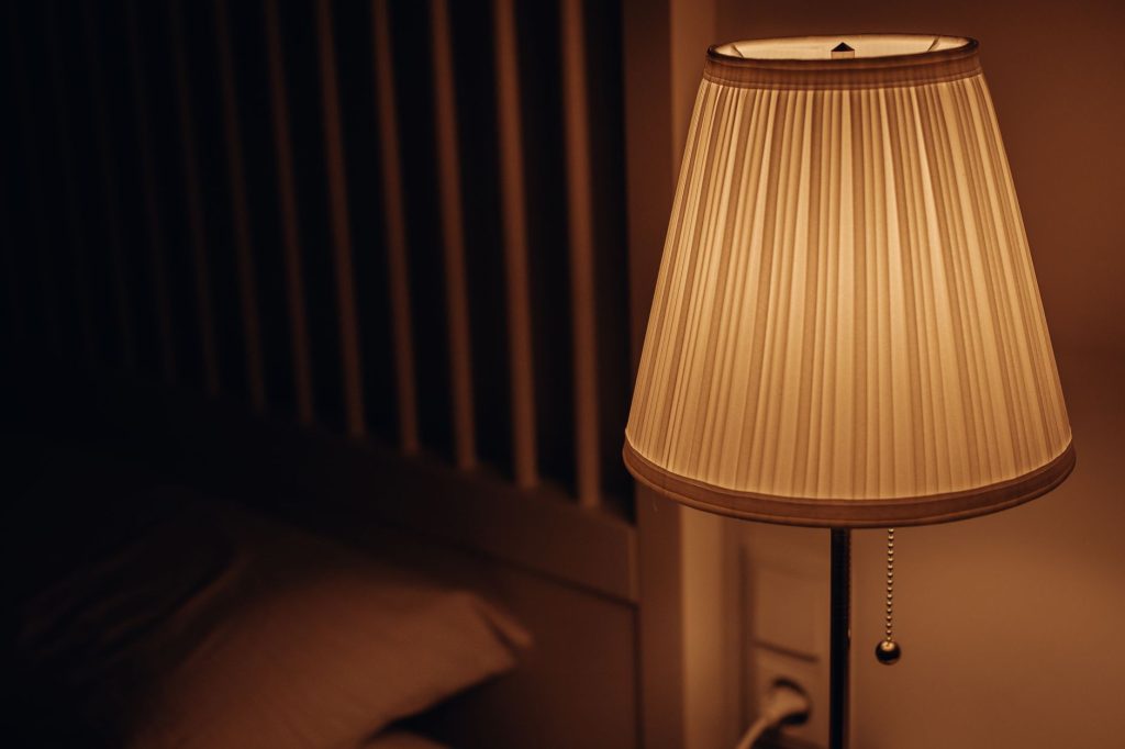 Ambiance lumineuse douce dans une chambre avec lampe de chevet allumée