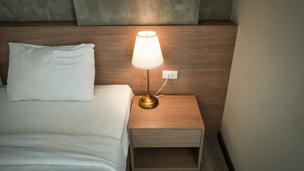 Lampe de chevet à lumière chaude dans une chambre