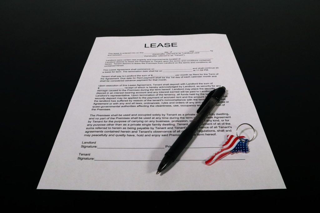 Signature d'un contrat de location comportant une clause de révision annuelle du loyer