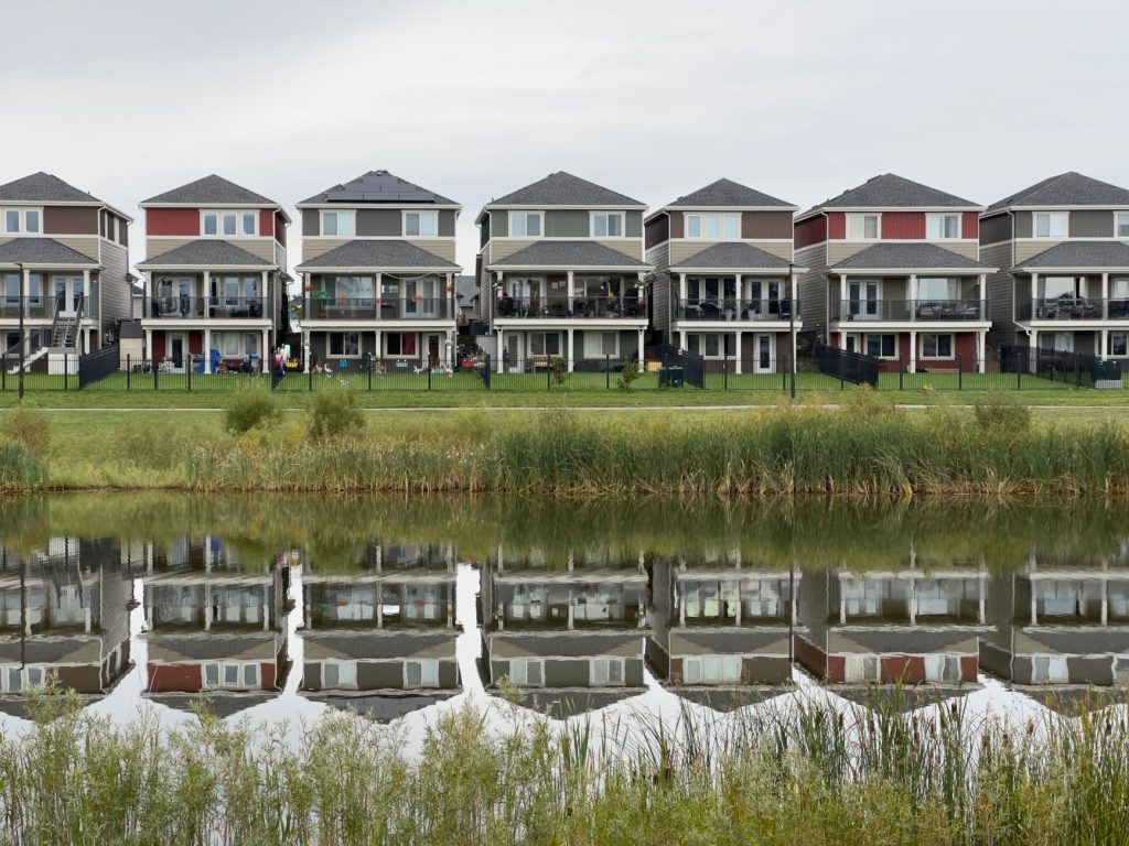 Rangée de maisons résidentielles dans un quartier pavillonnaire soumis à la taxe foncière