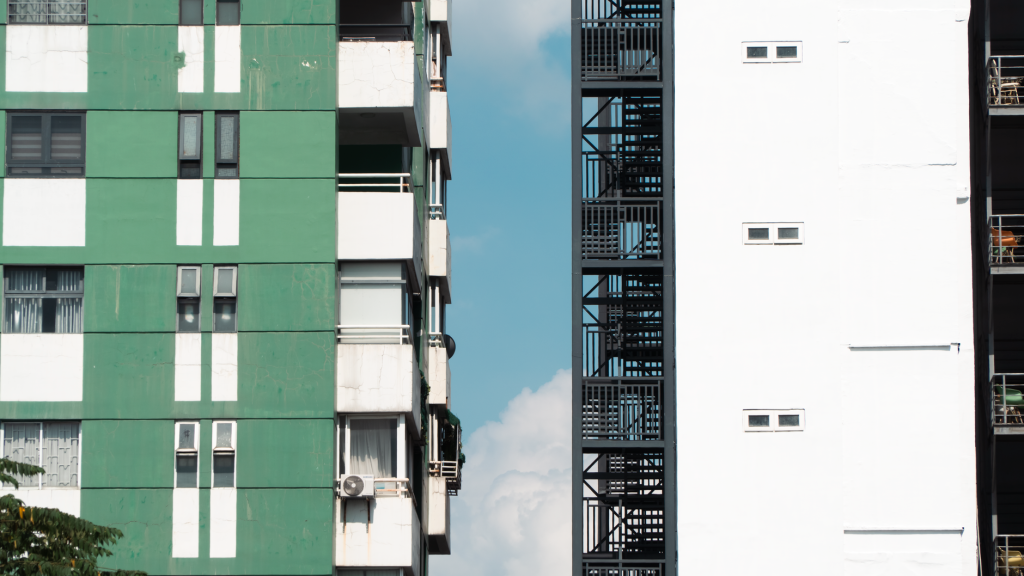Façade d'un immeuble résidentiel urbain, illustration de la révision des loyers en 2026