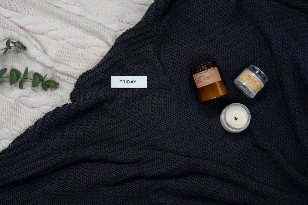 Intérieur cosy d'automne avec plaid et bougies