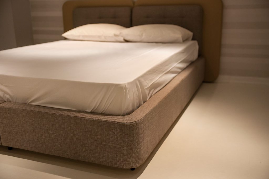 Coutures d'un matelas et angle de sommier à inspecter en cas de punaises de lit