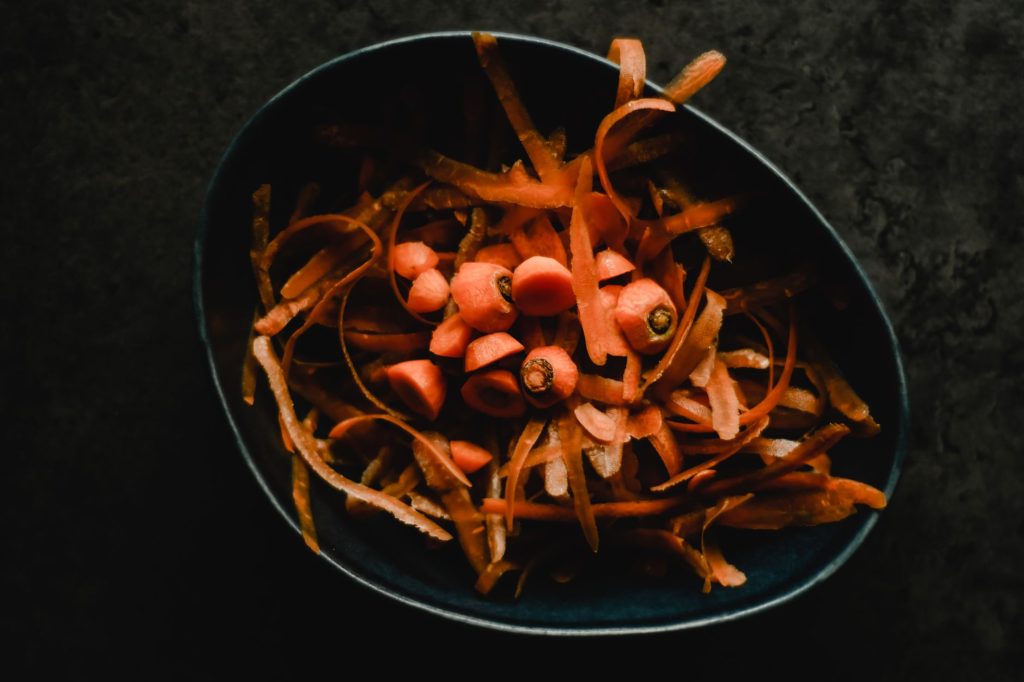 Épluchures de légumes et restes végétaux de cuisine destinés au compost
