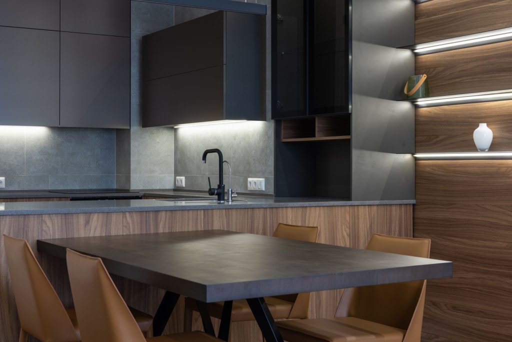Cuisine moderne avec éclairage fonctionnel sous les meubles hauts