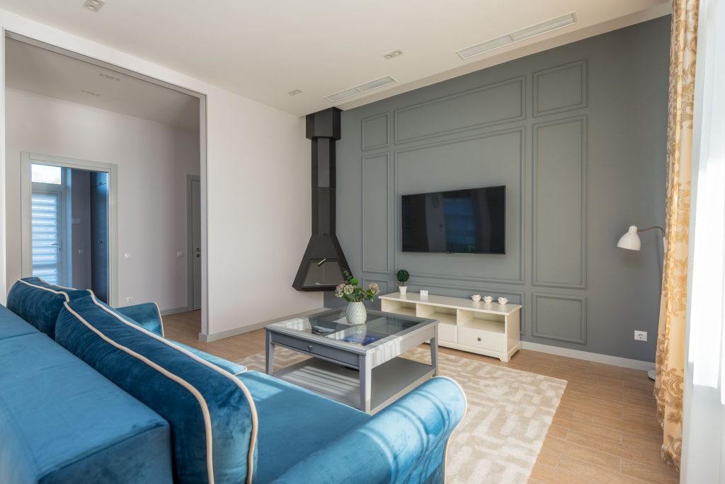 Séjour lumineux d'un appartement loué en zone tendue soumise à l'encadrement des loyers