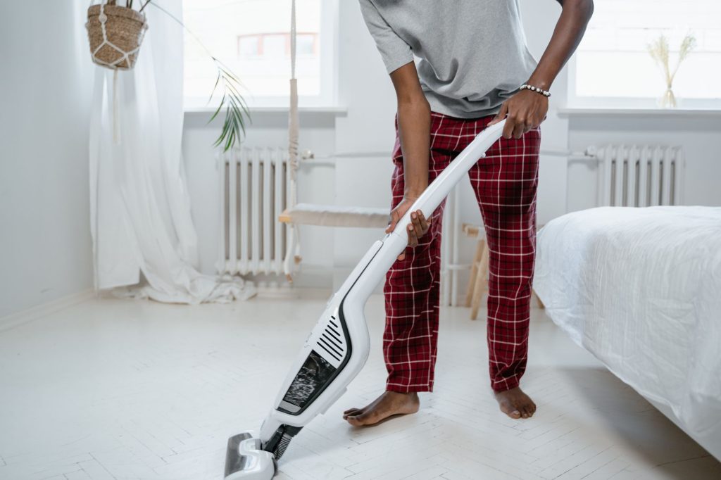 Aspirateur et nettoyage méthodique d'une chambre lors d'un traitement anti-punaises