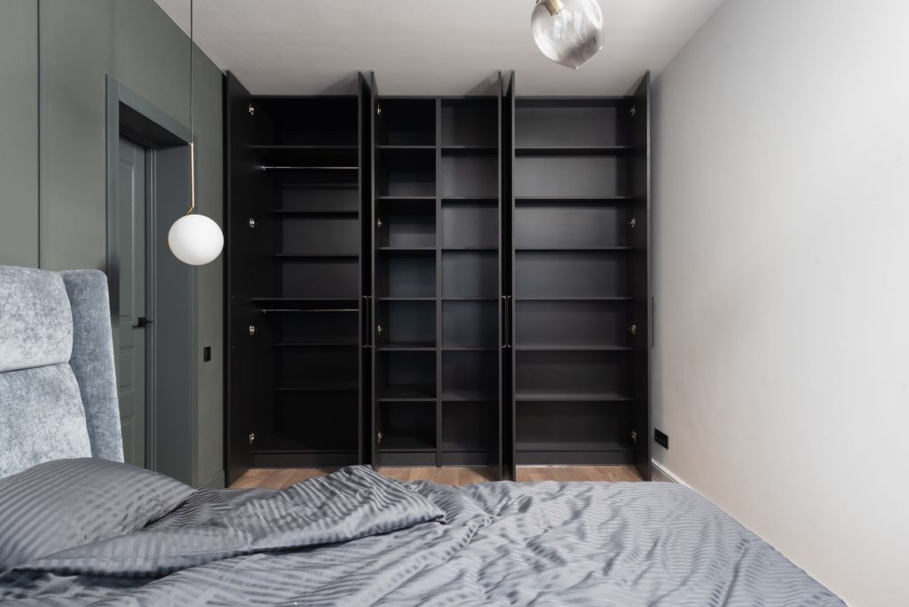 Étagères murales en bois garnies de livres dans une chambre