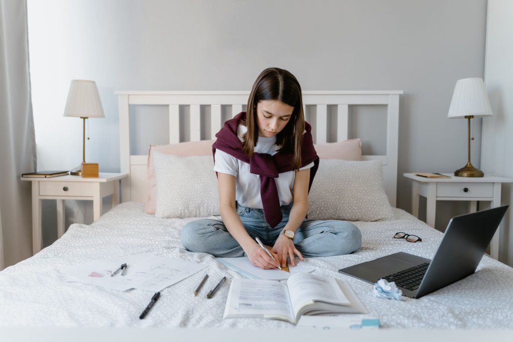 Coin bureau installé dans une chambre d'adolescent avec lampe et livres