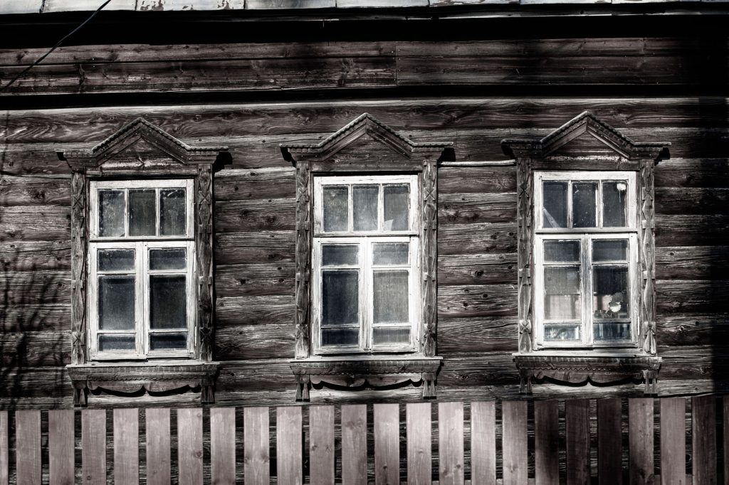 Fenêtre ancienne en bois dont les joints laissent passer les courants d'air