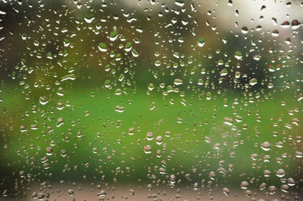 Buée sur une vitre en hiver, signe d'une humidité intérieure trop élevée