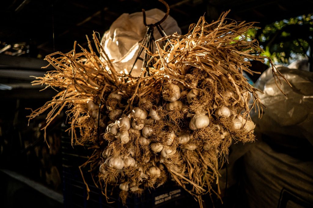 Bouquets de fleurs suspendus tête en bas pour le séchage à l'air