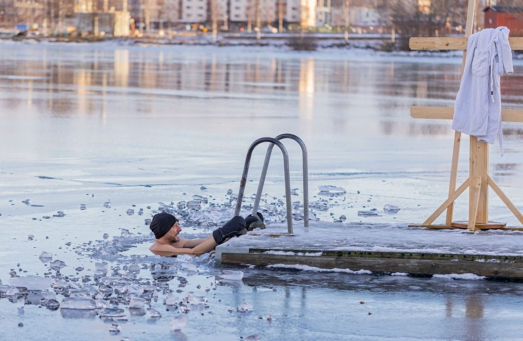 Piscine gelée en hiver, illustration des risques liés au gel sur un bassin non protégé