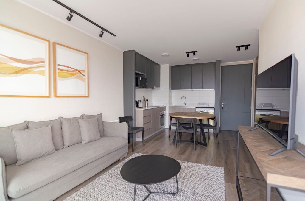 Séjour d'un petit appartement meublé typique d'une première location étudiante