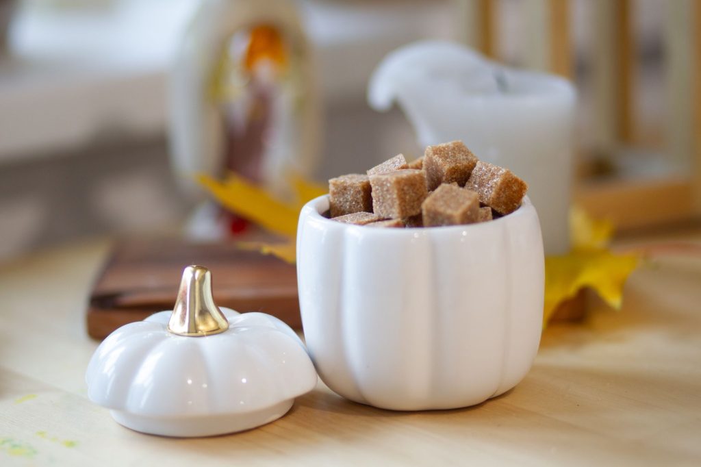 Intérieur chaleureux décoré pour l'automne
