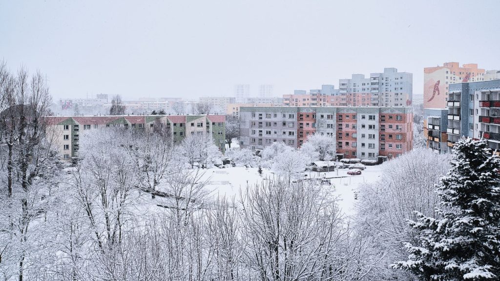 Immeuble résidentiel en hiver, illustration de la trêve hivernale