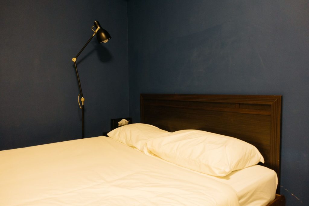 Mur de chambre peint dans un bleu profond