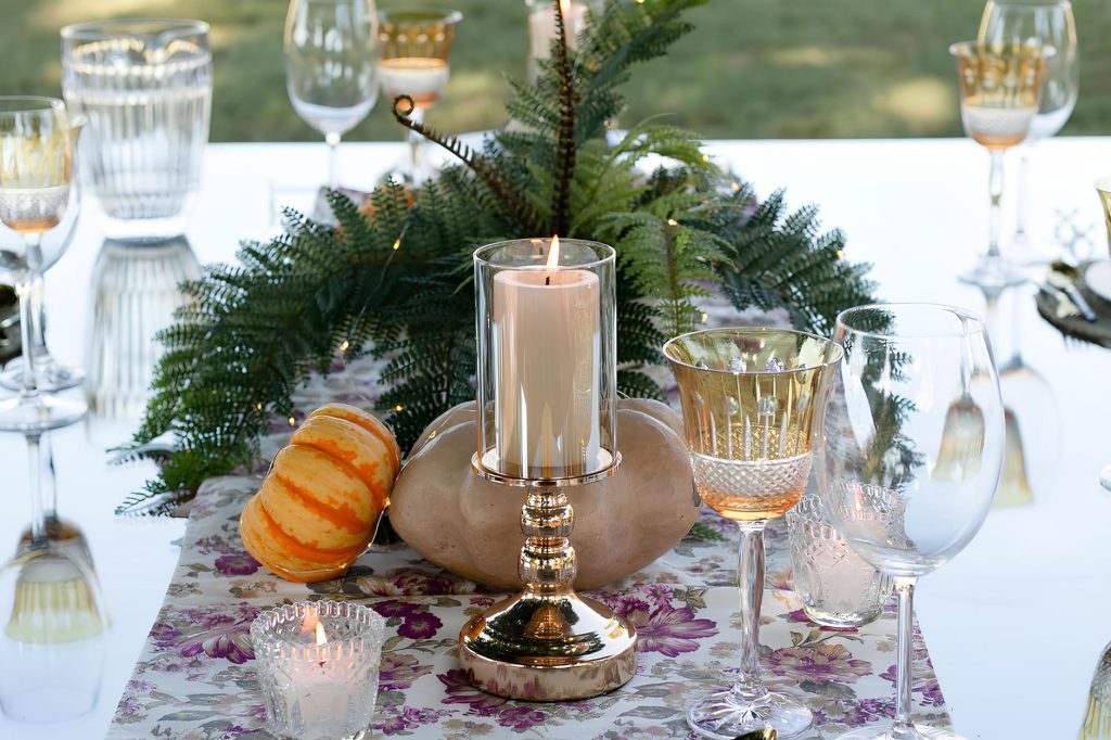 Table dressée à la bougie pour un dîner d'automne
